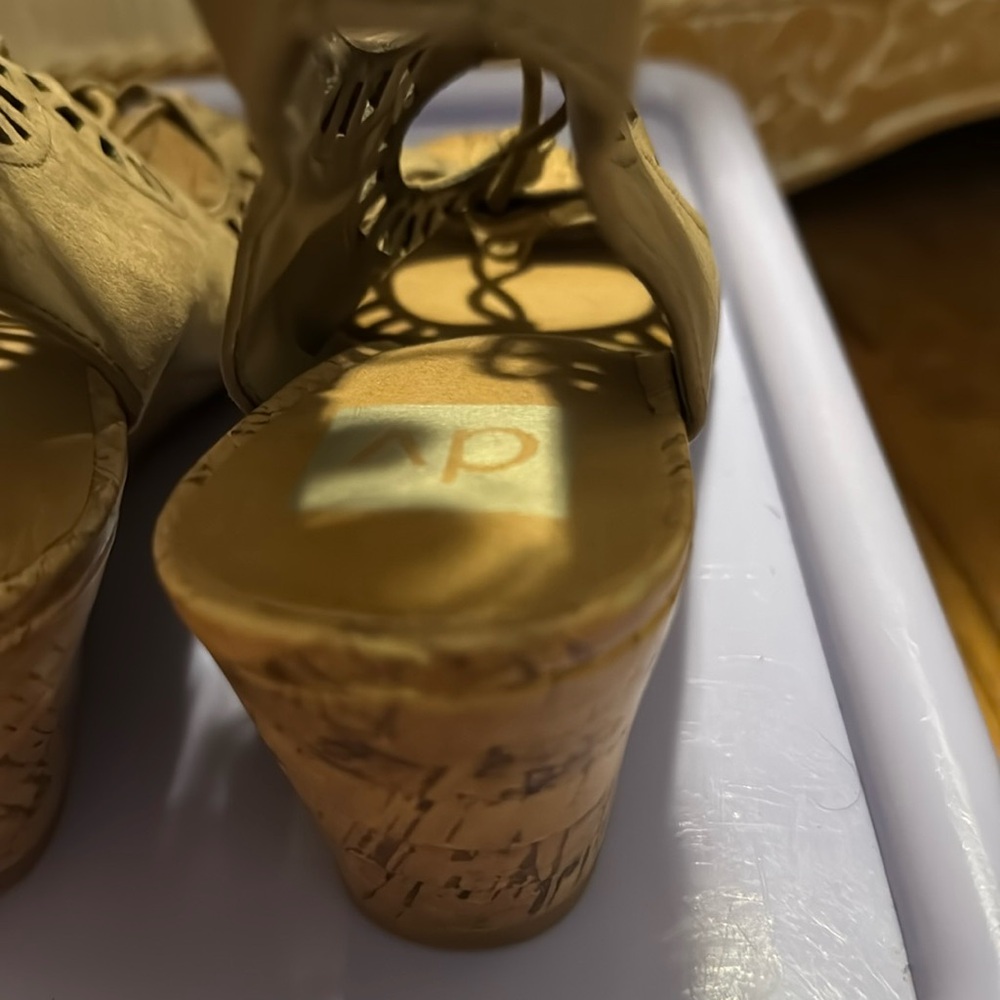 DV by Dolce Vita Gladiator Faux Suede Tan Wedge Sandals Size 8 - Picture 10 of 13